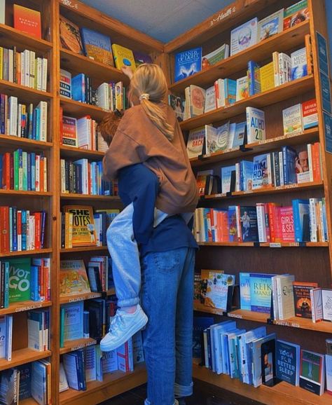 Book Dates Aesthetic, Aesthetic Book Store Pictures, Bookshop Date Aesthetic, Book Store Date Aesthetic, Book Store Pictures, Library Date Aesthetic, Bookstore Date Aesthetic, Book Date Aesthetic, Bookshop Date