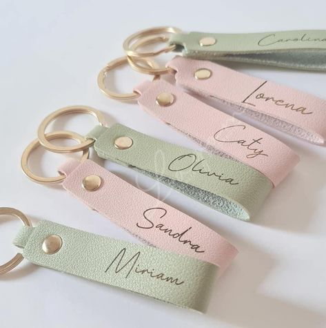 Diy Leather Engraving, Cute Keychain Ideas, Keychain Cricut, Leather Engraving, Diy Cricut, Cricut Tutorials, Cute Keychain, Cricut Projects Vinyl, Leather Projects