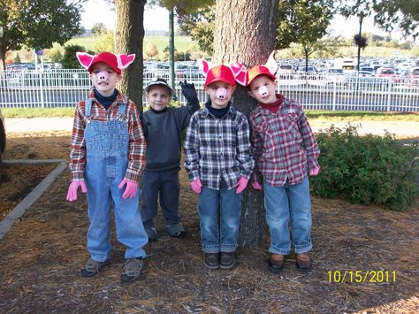 Three Little Pigs and the Big Bad Wolf (front) Three Little Pigs Costume, Storybook Costumes, Ideas Carnaval, Shrek Costume, Clever Costumes, Pig Costumes, The Big Bad Wolf, Pig Crafts, Halloween Idea