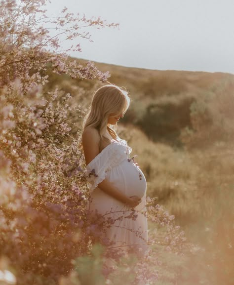 Glamorous Photoshoot, Maternity Photography Fall, Spring Maternity Photos, Summer Maternity Photos, Maternity Shoot Outfit, Bump Pics, Baby Bump Photoshoot, Fall Maternity Photos, Pregnancy Announcement Photoshoot