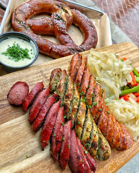 Sausage Platter Presentation, German Sausage Sandwich, German Bratwurst Recipes, German Sausage Recipes, Sausage Board, Sausage Platter, German Dinner, Friends And Food, Bbq Platter