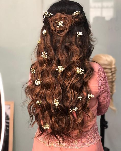 Bridal Hairstyle Ideas For Every Indian Bride. Most Trending Hairstyles for the Indian Bride in 2019! Follow us for daily wedding inspirations! Instagram: @weddingsonly.in . . . . #indianbride #bridalhairstyles #bridalmakeup #hairstyles #diyhairstyles #wedding #indianwedding #bridetobe #bride #bridesofindia #openhair #bridesofindia #bridalbeauty #bridalhair Haldi Hairstyle, Hairstyles For Lehenga, Hairstyle Flowers, Flower Hairstyles, Engagement Hairstyle, Bride Things, Desinger Dresses, Lehenga Hairstyles, Rose Braid