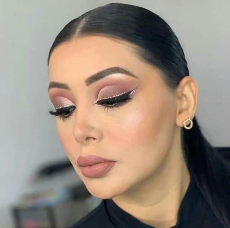 Baby Shower Makeup Looks, Social Glam Makeup, Baby Shower Makeup, Maquillage Yeux Cut Crease, Makeup Ads, Glitter Eye Makeup, Neutral Makeup, Dramatic Makeup, Hair Jewelry Wedding