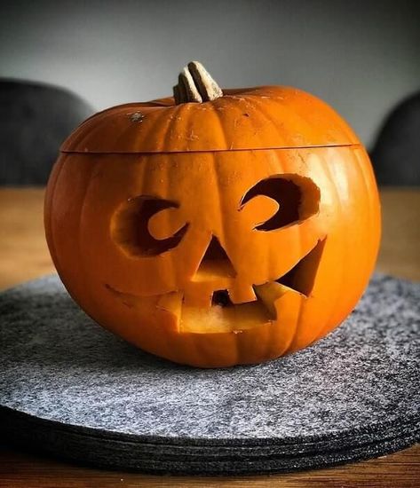 How to carve a pumpkin for Halloween. Here you’ll find simple and easy tutorial to make classic jack-o'-lantern design pattern step by step. Creative ideas for pumpkin carving in this simple guide. #pumpkincarving #jackolantern #halloweendecoration Easy To Carve Pumpkin Faces, Small Pumpkin Carving Ideas Easy, How To Carve A Face Into A Pumpkin, Carves Pumpkins, Pumpkin Sculpting Easy, Pumpkin Carving Ideas Jack O' Lantern, Halloween Carvings, Diy Halloween Door Decorations, Pumpkin Painting Party