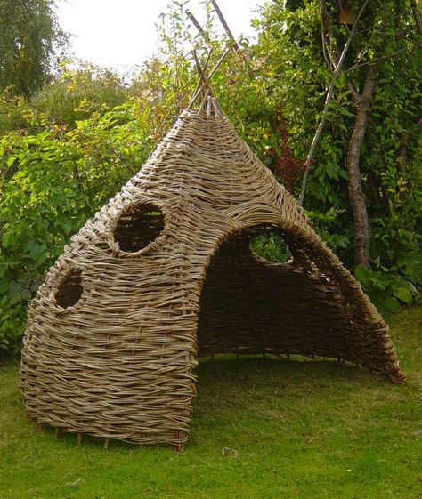 Willow Playhouse, Living Willow Structures Diy, Willow Tree Structures, Living Willow Structures, Child Friendly Garden, Willow Weaving Sculpture, Birdhouse Projects, Willow Weaving, Play Equipment