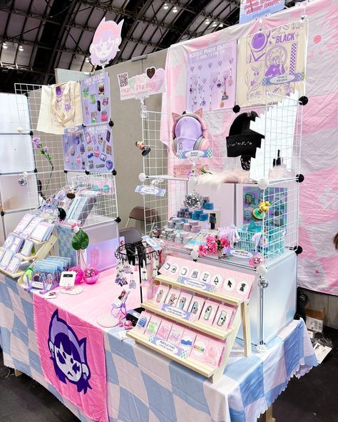 let’s go megacon manchester artist alley 💫💕 this setup is my favourite i’ve ever done, i finally feel like everything is coming together and i couldn’t be happier with how it looks!!! come and find me at megacon manchester this weekend in artist alley, table AA2 💫 #megacon #megaconmanchester #megaconmanchester2024 #megaconlive #megaconlivemanchester #artistalley #artistalleydisplay #artistalleytable Cool Booth Design, Craft Table Set Up, Artist Alley Table Display, Artists Alley Display, Artist Alley Tips, Art Booth Display, Artist Alley Display Ideas, Artist Alley Display, Tabling Ideas