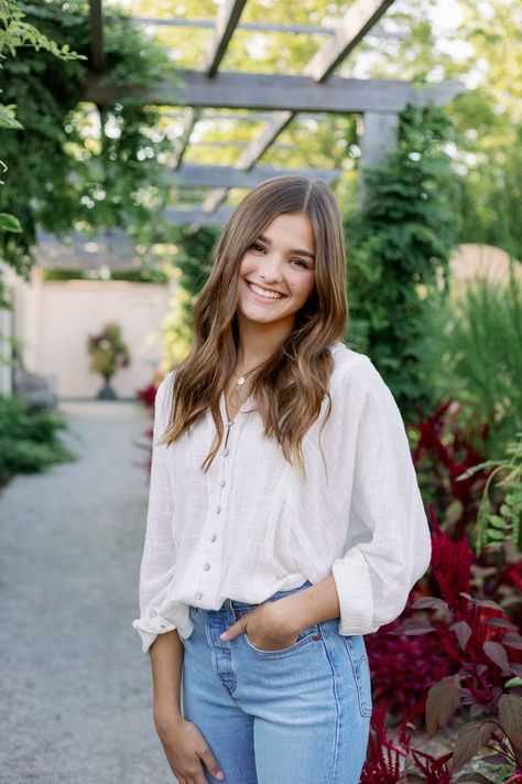 Senior girl in loose white top and jeans for senior pictures Modest Senior Pictures Outfit, Natural Casual Outfits, Casual Senior Picture Outfits, Outfits For Senior Pictures, Casual Senior Pictures, Senior Casuals, Female Senior Portraits, Three Photography, Senior Pictures Outfits