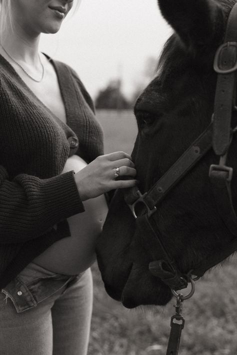 Country Maternity Photography, Country Maternity Photos, Pregnant Horse, Winter Maternity Pictures, Country Maternity, Diy Maternity Photos, Pictures With Horses, Maternity Photography Poses Couple, Maternity Photo Outfits