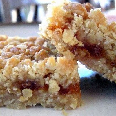 Pioneer Womans apricot bars. Perfect for lunchbox snack or gasp.. breakfast. Delicious and simple. Apricot Bars Recipe, Apricot Bars, Bar Desserts, Apricot Recipes, Blondies Bars, Sweet Potato Spinach, Sweet Bar, Pioneer Woman Recipes, Bars Cookies