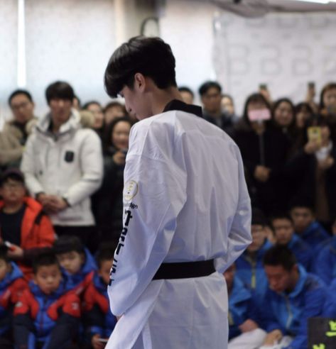 Taekwondo Aesthetic Boy, Sport Boy Aesthetic, Taekwondo Aesthetic Wallpaper, Taekwondo Boy, Taekwondo Korea, Taekwondo Aesthetic, Karate Kid 2010, Karate Boy, Martial Arts Photography