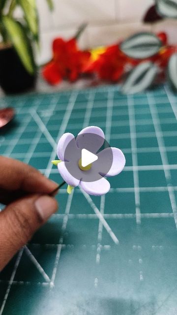 Small Fondant Flowers Tutorial, Easy Fondant Decorations For Beginners, How To Make Fondant Flowers, Easy Fondant Decorations, Easy Fondant, Flower Cake Design, Flower Fondant, Homemade Fondant, Flower Cake Topper