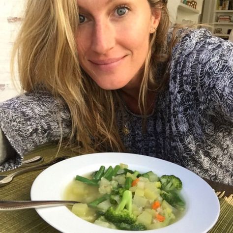 Supermodel Diet, Clean Eating Rules, Post Workout Protein, Celebrity Diets, Gisele B, Baked Yams, Juice Fast, Grilled Chicken Salad, Gisele Bündchen