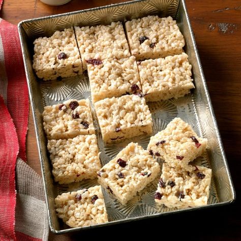 Fruity Cereal Bars Desserts Potluck, Potluck Dessert, Recipes With Ingredients, Laying Chickens, Biscuits Graham, Potluck Desserts, Strawberry Oatmeal, Krispy Treats, Krispies Treats