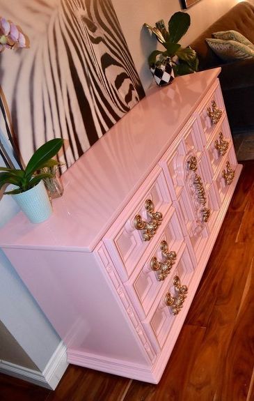 Even if you don't love pink, you've got to love this! I decided to do this updating a crappy 1970's ornate dresser in a 'ballet pink'. Graffiti Chair, Furniture Restauration, Vintage Glam Bedroom, Ornate Dresser, Dresser Upcycle, High Gloss Furniture, Pink Dresser, Pink Furniture, Lacquer Furniture