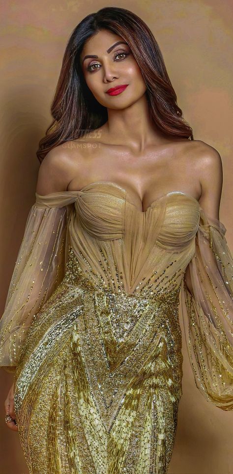 AGlamSpot ✊✨ on Twitter: "Shilpa Shetty ⚡😍… " Shilpa Shetty Photo, 90s Bollywood Actress, Shimmery Dress, Shilpa Shetty, Indian Gowns, Stylish Dresses For Girls, Bollywood Girls, Indian Actress Hot Pics, Bollywood Celebrities