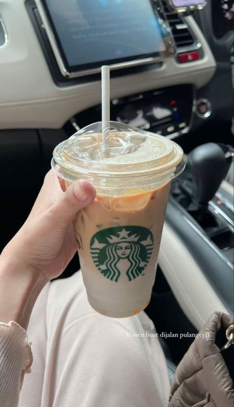 Starbucks Snapgram, Coffee Shop Photography, Starbucks Lovers, Foodie Instagram, Coffee Shop Aesthetic, Coffee Obsession, Caramel Macchiato, Starbucks Recipes, But First Coffee