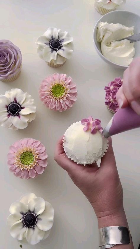 Kek Kahwin, Buttercream Flowers Tutorial, Cupcakes Flores, Cake Decorating Flowers, Chicken Thigh Recipes Boneless, Decorating Cupcakes, Cupcake Decorating Tips, Cupcake Tutorial, Cake Piping