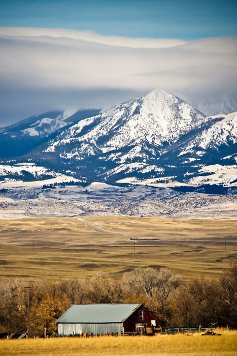 I love farms and the country-- everything about it. I hope one day I could permanently live in one.... Montana Landscape, Snow Covered Mountains, Montana Homes, Into The West, Big Sky Country, Ranch Life, Old Barns, Old Barn, Big Sky