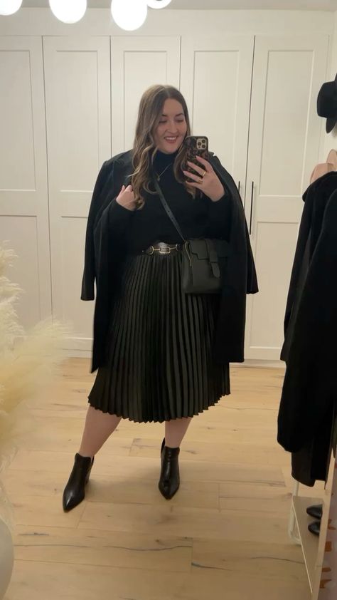 Plus Size Pleated Skirt Outfits, Pleated Skirt Fall Outfit, Pleated Skirt Outfit Plus Size, Black Pleated Skirt Outfit, Plus Size Midi Skirt, Pleated Midi Skirt Outfit, Pleated Skirt Fall, Plated Skirt, Pleated Skirt Outfit