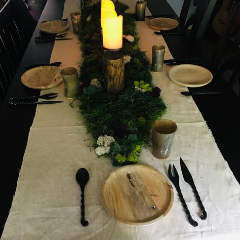 Viking Table Setting, Viking Themed Party Decor, Viking Party Ideas Adults, Princess Centerpieces Diy, Enchanted Forest Wedding Decorations, Viking Dinner, Viking Table, Tavern Room, Viking Birthday