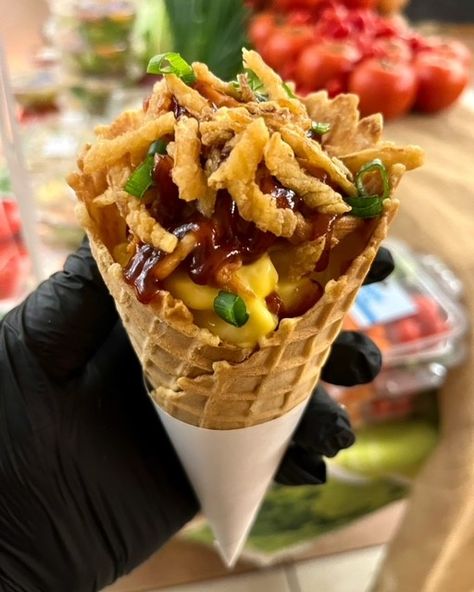 Mac & Cheese Waffle Cone With BBQ Pulled Pork and Crispy Onions Food In Cones, Waffle Food Truck Ideas, Best Food Truck Food, Waffle Cone Ideas, Chicken And Waffle Cone Recipe, Walking Meals, Pulled Pork Appetizer, Stuffed Cones, Pizza Cone Recipe