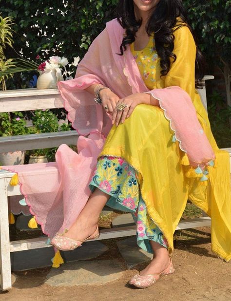 Duppattas Designs Ideas, Indian Designer Suits, Simple Kurta Designs, Pakistani Fashion Casual, Casual Indian Fashion, Pakistani Dresses Casual, Salwar Kamiz, Indian Dresses Traditional, Traditional Indian Outfits