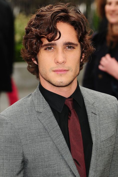 Diego Boneta Spanish Men, Man In A Suit, Rock Of Ages, Corte De Cabelo Masculino, Curly Hair Men, Male Face, Haircuts For Men, Medium Hair Styles, Brown Hair