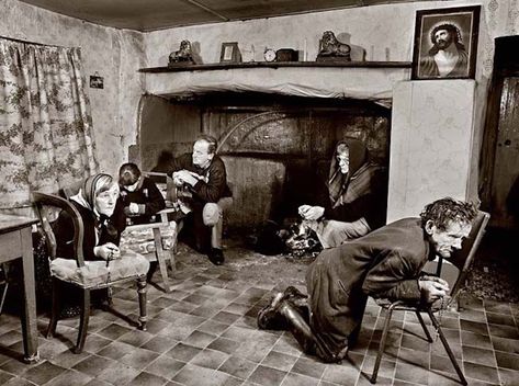 Six pictures of people and life in old Ireland that are just pure Irish | The Irish Post People Kneeling, Irish Wake, Old Ireland, Vintage Ireland, Images Of Ireland, Ireland History, Ireland Photography, Erin Go Bragh, Irish Cottage