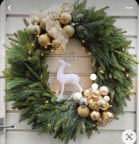 Silver Gold And White Christmas Decor, Christmas Wreath 2023, Snowflake Wreaths, Julkransar Diy, Gold Christmas Wreath, Dekoratívne Vence, Christmas Advent Wreath, Holiday Wreaths Christmas, Christmas Bouquet