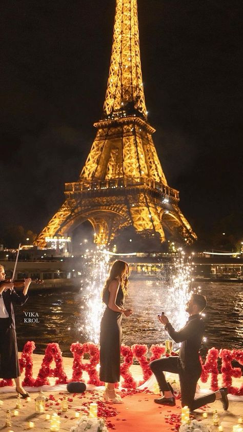 Paris Proposal Ideas, Propose In Paris, Engagement In Paris, Proposal Ideas Paris, Paris Proposal Night, Paris Proposal Aesthetic, Proposed Pictures, Dream Proposal Engagement, Proposal Manifestation