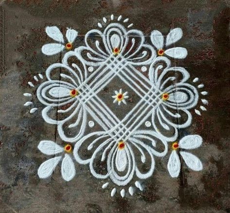 Bhogi Muggulu, Easy Rangoli Designs Videos, Very Easy Rangoli Designs, Rangoli Designs Photos, Rangoli Designs Simple Diwali, Golden Saree, Rangoli Side Designs, Rangoli Colours, Simple Flower Design