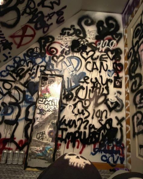 Graffiti Bedroom, Punk Room, Spray Paint Wall, Graffiti Room, Chill Room, Graffiti Writing, Graffiti Style Art, Room Redesign, Grunge Room