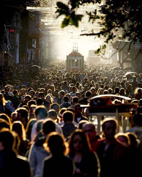 Crowd Of People Photography, Crowd Photography, Traditional Portrait, Street Photography People, Crowd Of People, Photography Street, Group Photography, Photography Poses Women, Candid Photography