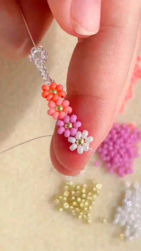 How To Make A Beaded Daisy, Beading Projects For Beginners, Bracelet Patterns Beads Ideas, Flower Petal Beads, Seed Bead Earring Tutorial For Beginners, Crafts With Beads Projects, Seed Bead Creations, Making Bracelets With Beads Tutorials, Diy Seed Bead Jewelry Tutorials