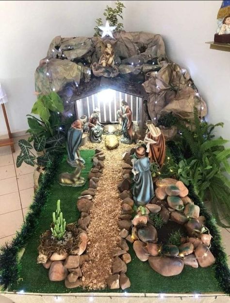 Christmas Nativity Scene Diy, Christmas Nativity Images, Christmas Crib Ideas, Christian Christmas Decorations, Crib Decoration, Affordable Christmas Decorations, Easter Decorations Ideas, Easy Easter Decorations, Diy Dollhouse Furniture Easy