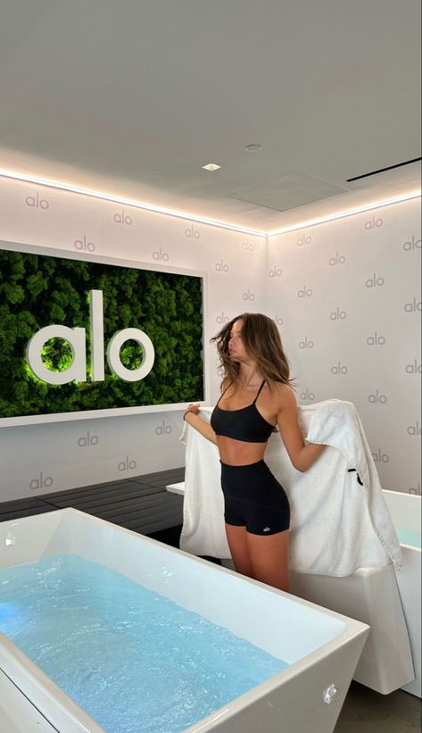 Alo Yoga Outfit, Beauty Therapy Room, Wellness Club, Gym Fits, Balanced Lifestyle, Workout Aesthetic, Yoga Gym, Yoga Lifestyle, Billionaire Lifestyle