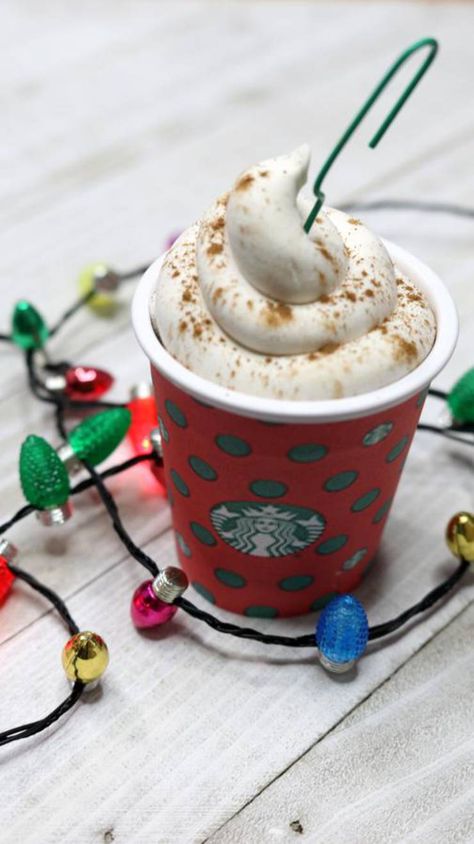 Starbucks Christmas Cups, Diy Candyland, Budget Friendly Christmas Gifts, Coffee Ornaments, Cheap Christmas Diy, Starbucks Diy, Christmas Cups, Wreath Candy, Candyland Christmas