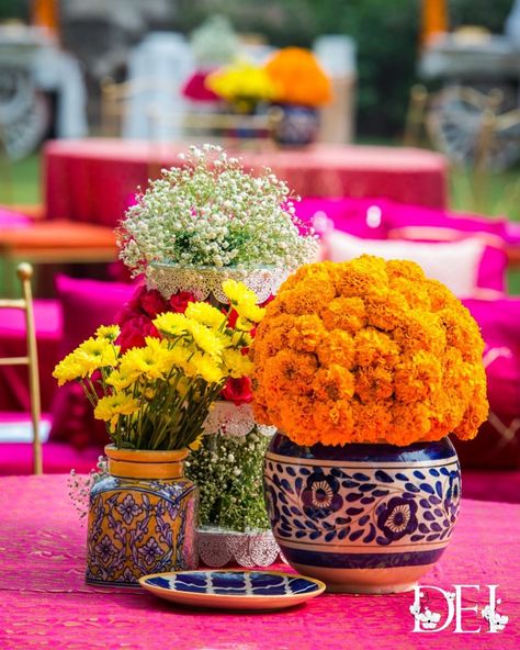 Genda Phool Decor Ideas That Will Never Go Out Of Trend! - ShaadiWish Genda Phool Decor, Flowers Colourful, Home Flower Decor, Indian Table, Table Floral Arrangements, Diwali Decorations At Home, Indian Theme, Housewarming Decorations, Mandap Decor