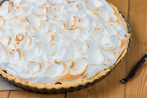 This is a classic meringue pie topping recipe made with 2 or 3 egg whites. Included are some common problems and solutions. Meringue Recipe For Pie, Egg White Meringue, Meringue Pie Topping, Chocolate Meringue Pie, Pie Topping, Chocolate Pie With Pudding, Types Of Pie, Meringue Recipe, Baked Alaska