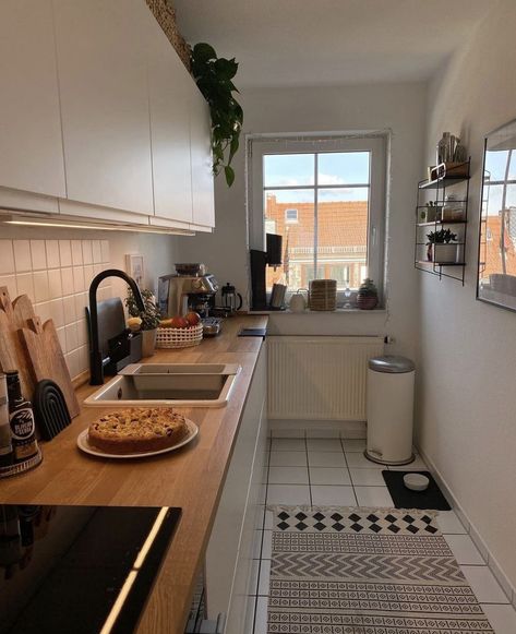 Aesthetic House Apartment, Small Aesthetic Kitchen Ideas, Little Apartment Aesthetic Kitchen, Clean Simple Apartment, Simple Kitchen Apartment, Minimalistic Apartment Kitchen, Kitchen First Apartment, Simple Kitchen Aesthetic, Cosy Apartment Kitchen