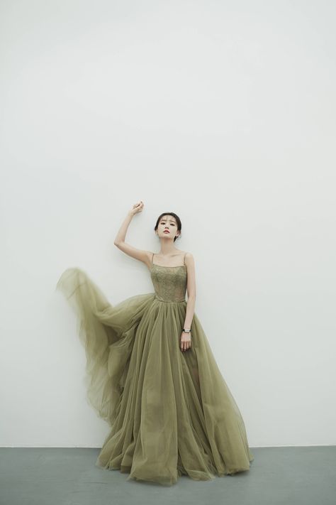 Green Bridal Dress, Sage Green Gown, Green Formal Gown, Olive Green Prom Dress, Sage Green Prom Dress, Prom Dress Green, Li Yitong, Sateen Dress, Prom Dress Inspiration