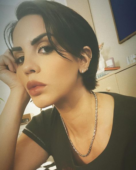 Katie Maloney channels Natalie Imbruglia with new short haircut: 'Torn' Katie Maloney Hair, Katie Maloney, New Short Haircuts, Natalie Imbruglia, Vanderpump Rules, Hair Inspiration Short, New Haircut, Cut Her Hair, Shot Hair Styles