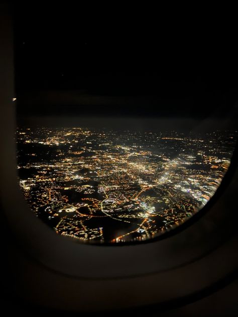 #city #view #plane #lights #pretty Plane Window View, Fox Aesthetic, Plane Window, Events Decor, Romanticizing Life, Cars Luxury, Window View, Dream Vacation, City Aesthetic