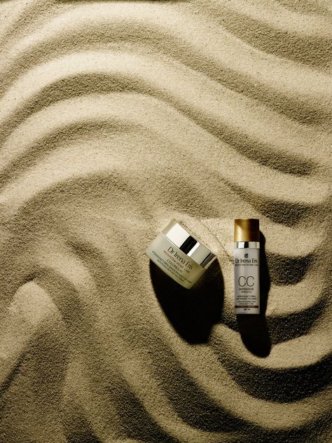 Produits de beauté ! Sand Product Photography, Summer Product Photography, Photography Cosmetics, Sand Photography, Creative Advertising Photography, Photography Still Life, Cosmetic Creative, Skincare Products Photography, Perfume Photography