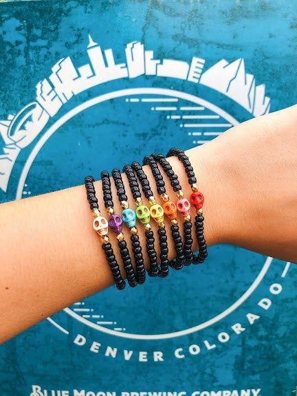 Skull Bead Jewelry, Halloween Jewelry Diy, Halloween Beaded Jewelry, Stackable Beaded Bracelets, Sugar Skull Jewelry, Colorful Bracelet, Halloween Bracelet, Bracelets Design, Jewelry Knots