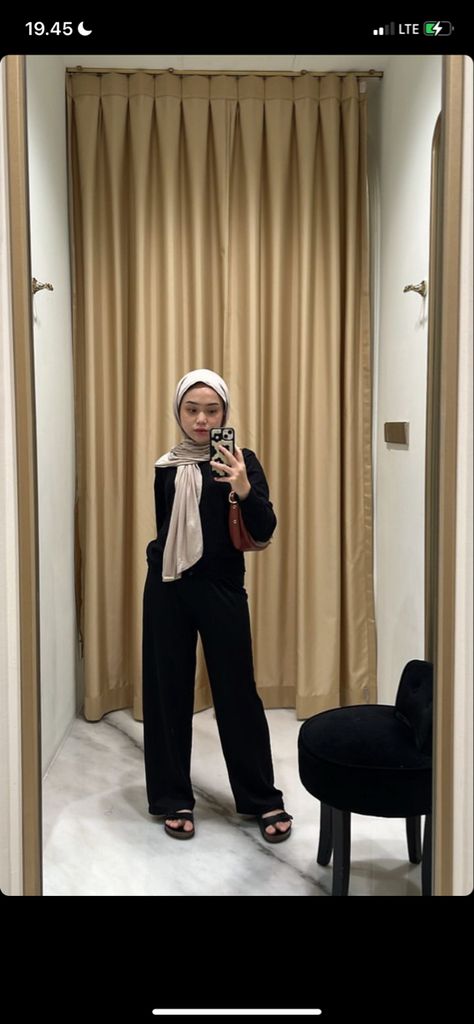 Outfit Hijab Simpel, Outfit Kulot Hitam Hijab, Outfit Celana Kulot Hitam, Outfit Celana Hitam, Ootd Ngampus Hijab, Ootd Dufan, Minimalist Outfit Hijab, Campus Outfit Hijab, Ootd Kampus Hijab