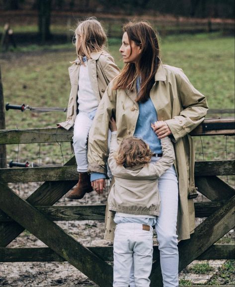 Ralph Lauren Family Photoshoot, Photography Themes, London Outfit, Ralph Lauren Style, Easter Weekend, Ralph Lauren Collection, Spring Outfits Women, Old Money Aesthetic, Fall Family