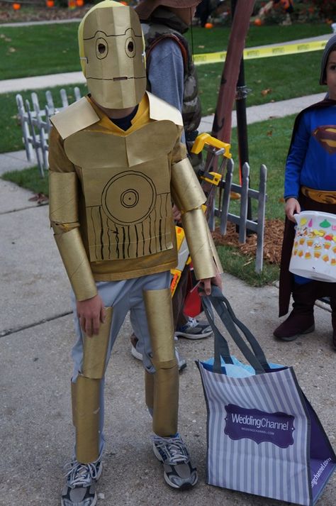 c3po costume C3p0 Costume, Easy Star Wars Costumes, C3po Costume, Star Wars Costumes Diy, Paper Costume, Cardboard Robot, Worst Costume, Robot Costume, Empty Paper