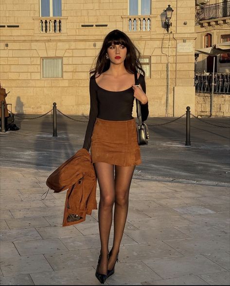 Brown Skirt Outfits, Brown Skirt Outfit, Gamine Outfits, Fabric Rolls, Brown Skirt, Miniskirt Outfits, Brown Skirts, Thanksgiving Outfit, Outfit Inspo Fall