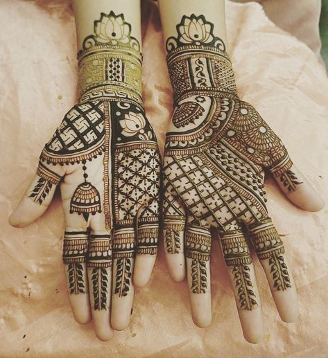 Half Hand Engagement Mehndi, Sider Mehendi Designs, Simple Mehandi Desine Front Hand, Heena Design Cute, Simple Half Hand Mehndi Design, Half Hand Mehndi Design Latest, Saider Mhendi, Mehndi 2023, Sider Mehndi